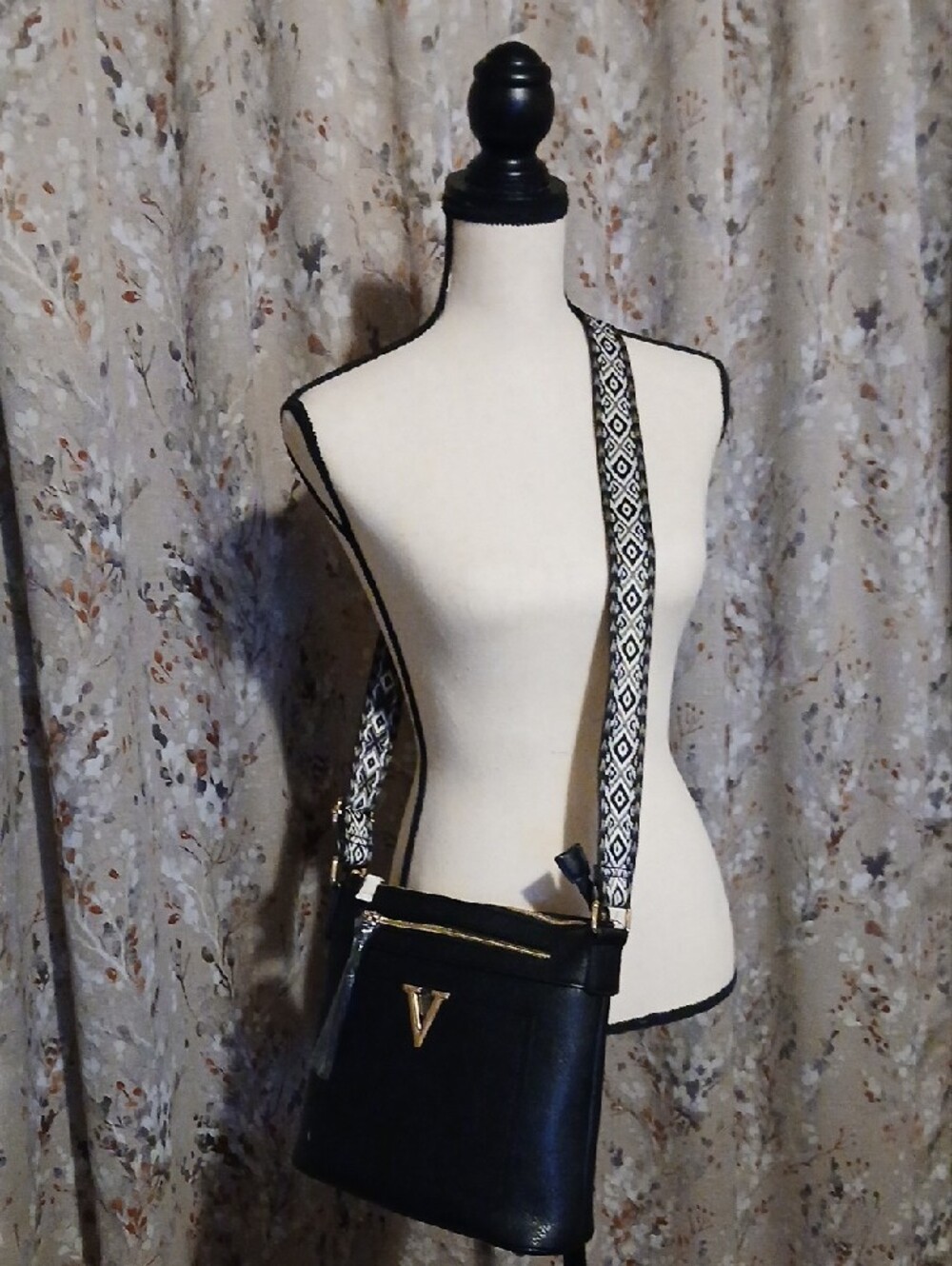 V-Accent Black Crossbody Bag - Women's Shoulder Bag NWOT - Picture 4 of 4